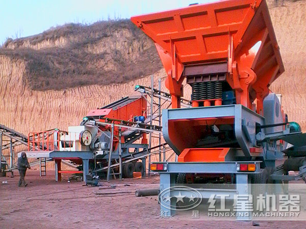 移動(dòng)式制砂機(jī)生產(chǎn)現(xiàn)場