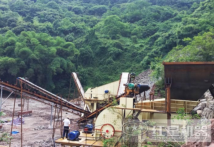 大型重錘式碎石制砂機(jī)工作現(xiàn)場 大型重錘式碎石制砂機(jī)工作現(xiàn)場