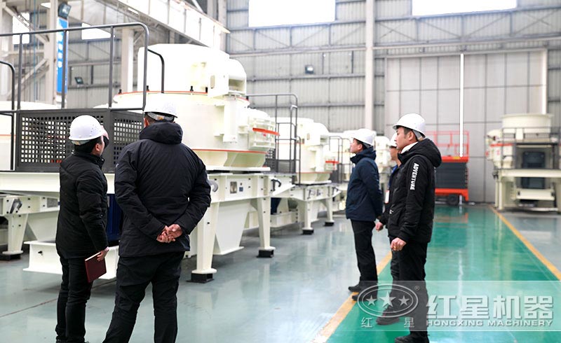 用戶來廠考察制砂機(jī)生產(chǎn)車間 用戶來廠考察制砂機(jī)生產(chǎn)車間