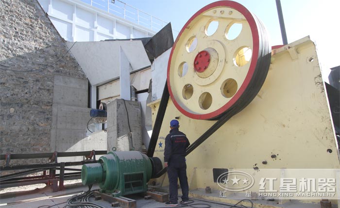 顎式破碎機(jī)工作現(xiàn)場(chǎng) 顎式破碎機(jī)工作現(xiàn)場(chǎng)