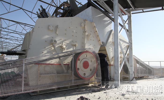 反擊式破碎機(jī)工作現(xiàn)場(chǎng)實(shí)拍 反擊式破碎機(jī)工作現(xiàn)場(chǎng)實(shí)拍