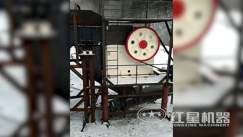 小型鄂破機(jī)冰天雪地也能行動自如 小型鄂破機(jī)冰天雪地也能行動自如