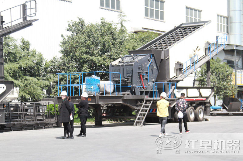 用戶(hù)來(lái)廠(chǎng)考察移動(dòng)破碎機(jī)設(shè)備