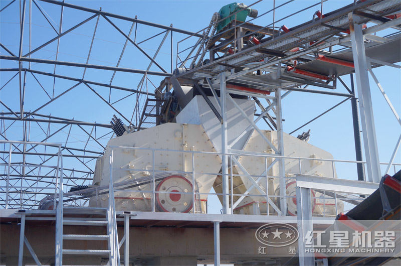 反擊式破碎機(jī)現(xiàn)場(chǎng) 反擊式破碎機(jī)現(xiàn)場(chǎng)