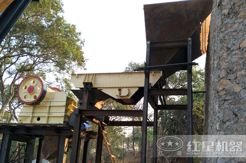 顎式破碎機(jī)作業(yè)現(xiàn)場 顎式破碎機(jī)作業(yè)現(xiàn)場