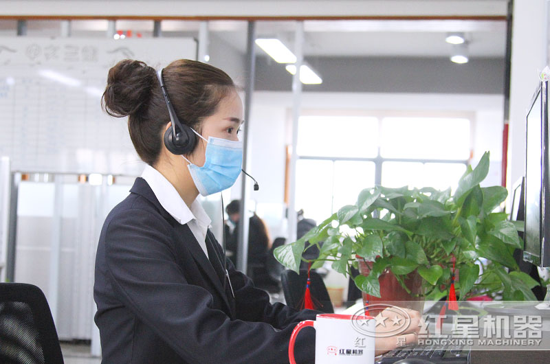 24小時(shí)客服全身心工作，用專注點(diǎn)亮了責(zé)任