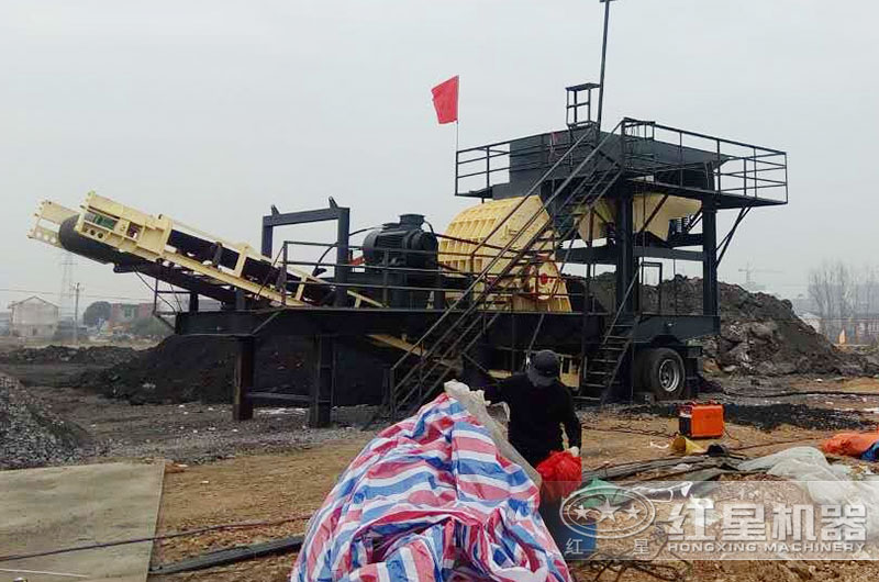 移動(dòng)重錘式粉煤機(jī)生產(chǎn)現(xiàn)場(chǎng)