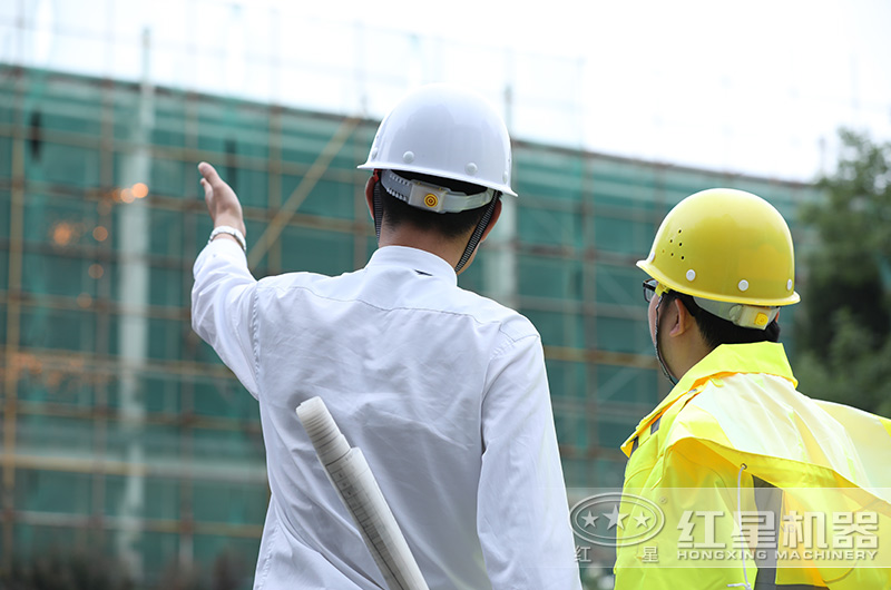 紅星技術(shù)工程師在與客戶實(shí)地考察施工現(xiàn)場討論方案 紅星技術(shù)工程師在與客戶實(shí)地考察施工現(xiàn)場討論方案