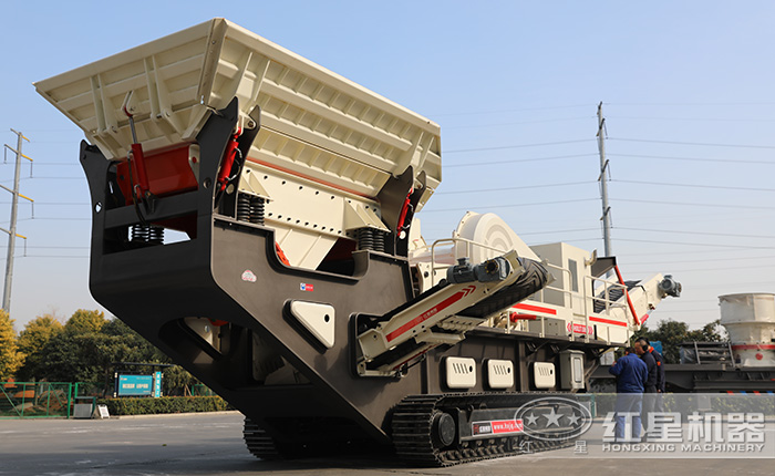 客戶經(jīng)理帶用戶來廠參觀履帶移動破碎站 客戶經(jīng)理帶用戶來廠參觀履帶移動破碎站