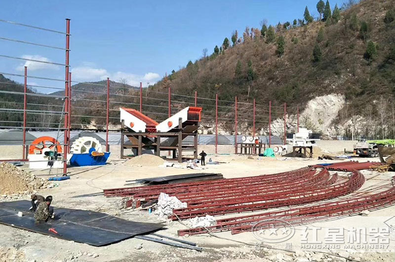 人工制砂室外生產(chǎn)現(xiàn)場(chǎng) 人工制砂室外生產(chǎn)現(xiàn)場(chǎng)