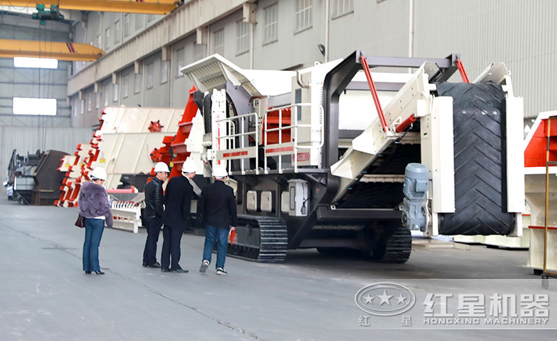 用戶來紅星參觀履帶移動(dòng)制砂設(shè)備 用戶來紅星參觀履帶移動(dòng)制砂設(shè)備