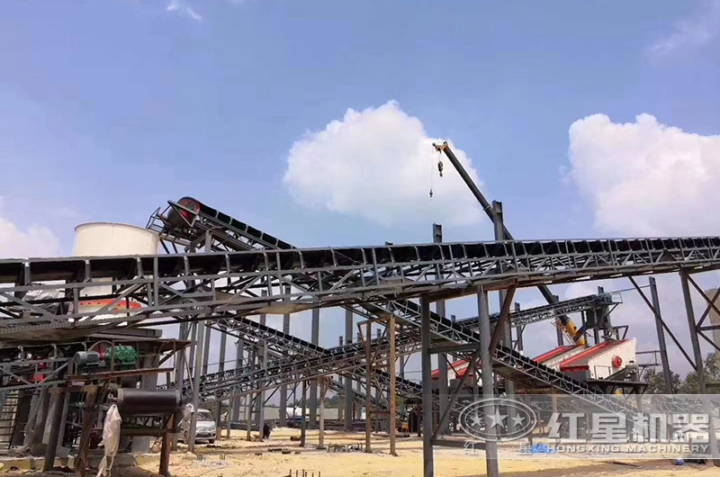 金礦破碎、篩分生產(chǎn)現(xiàn)場(chǎng)