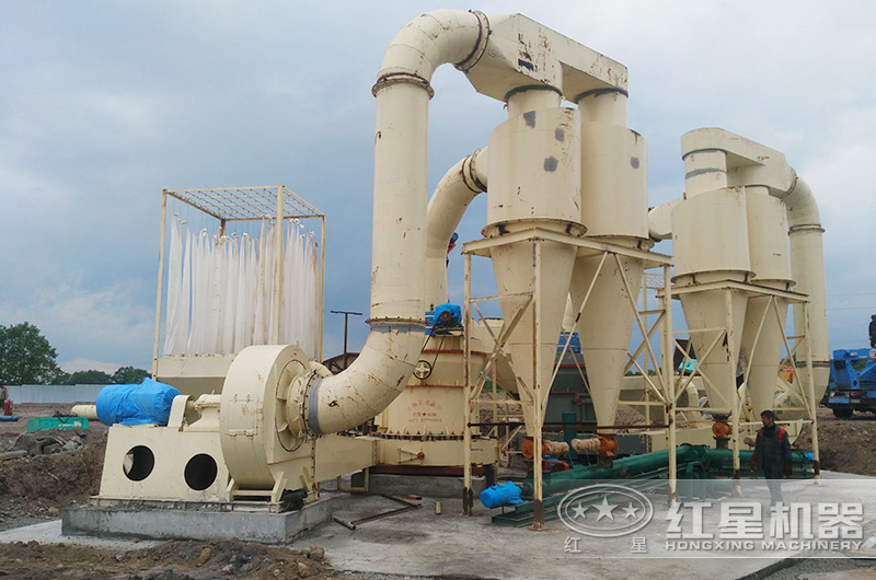 石英石室外磨粉生產(chǎn)現(xiàn)場 石英石室外磨粉生產(chǎn)現(xiàn)場