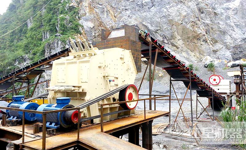 反擊式破碎機(jī)工作現(xiàn)場 反擊式破碎機(jī)工作現(xiàn)場