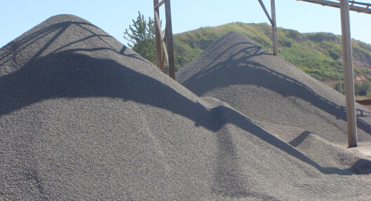 時(shí)產(chǎn)50噸對輥式制砂機(jī)工作視頻放送，多角度了解設(shè)備生產(chǎn)