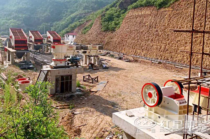 沙廠生產(chǎn)線安裝安裝中，石料粉碎設備有鄂破、圓錐破和制砂機