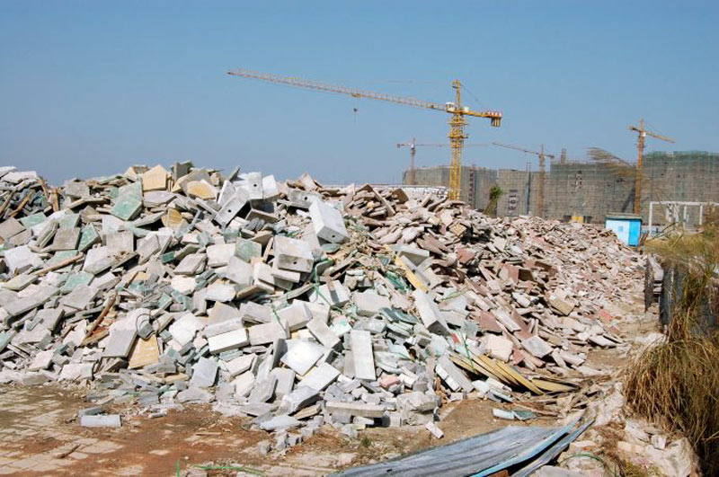 拆遷房子的廢料不要亂扔！試試用移動(dòng)破碎機(jī)資源再利用