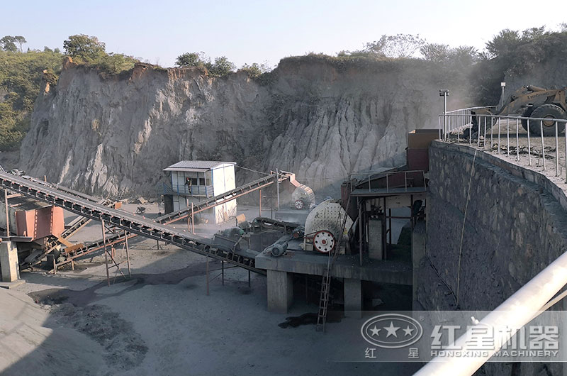 1214重錘破生產(chǎn)現(xiàn)場(chǎng)，破碎煤矸石