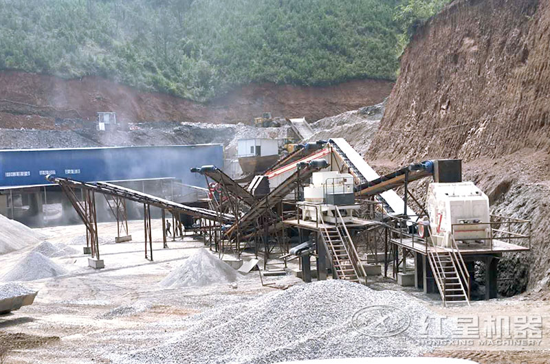 制砂機生產(chǎn)線現(xiàn)場，破碎軟料