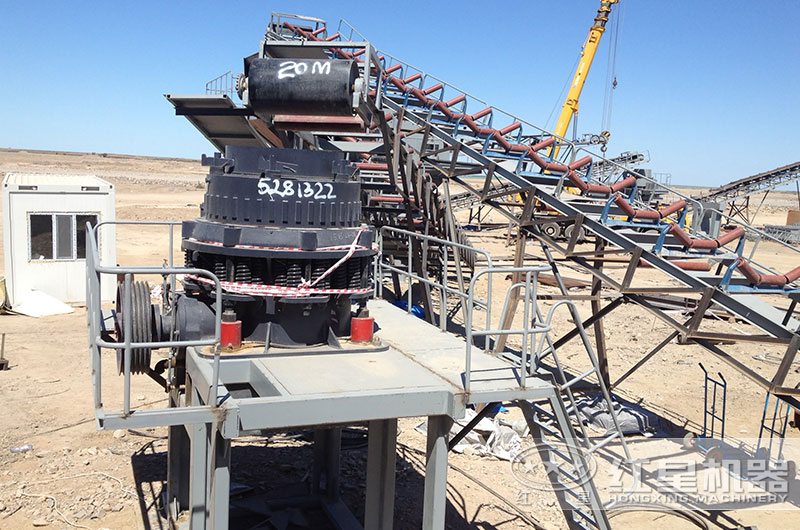 花崗巖破碎生產(chǎn)線一角，圓錐破碎機(jī)