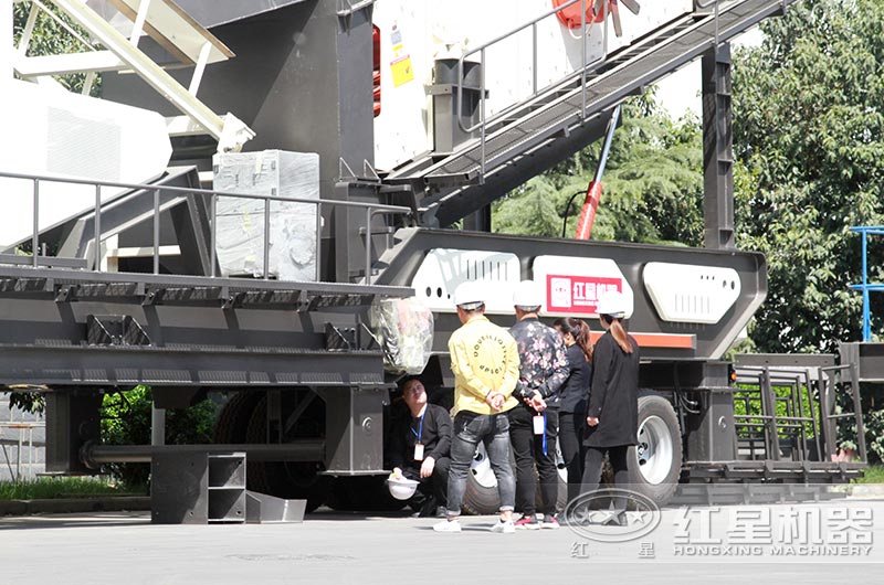 現(xiàn)場(chǎng)實(shí)拍——用戶來(lái)廠考察設(shè)備 現(xiàn)場(chǎng)實(shí)拍——用戶來(lái)廠考察設(shè)備