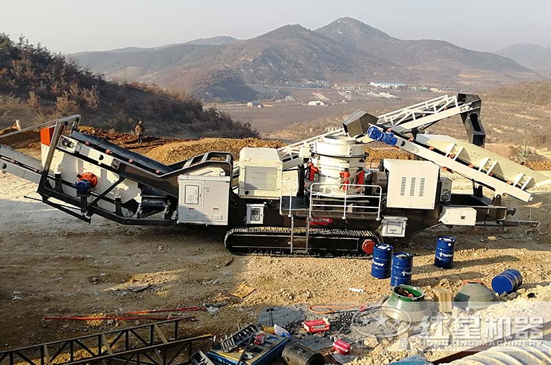 移動式圓錐破碎機現(xiàn)場實拍，整機作業(yè)，抵一條生產(chǎn)線