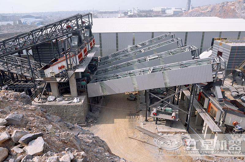 加工碎石料現(xiàn)場(chǎng)，符合環(huán)保標(biāo)準(zhǔn)