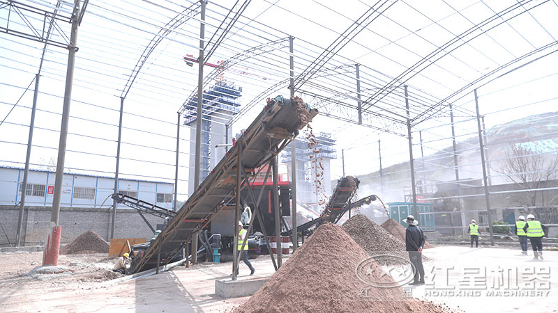 移動(dòng)石子制砂機(jī)拉到現(xiàn)場(chǎng)就地作業(yè)，整機(jī)一體化