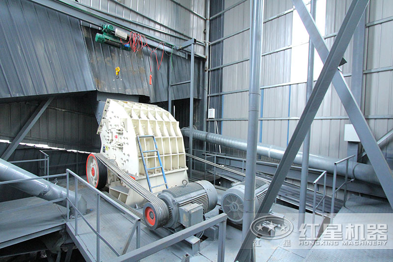 錘式破碎機安裝現(xiàn)場，僅需一臺設(shè)備足以